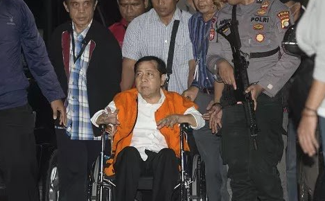 Memakai Rompi Oranye KPK, Kesaktian Setya Novanto Kini Luntur