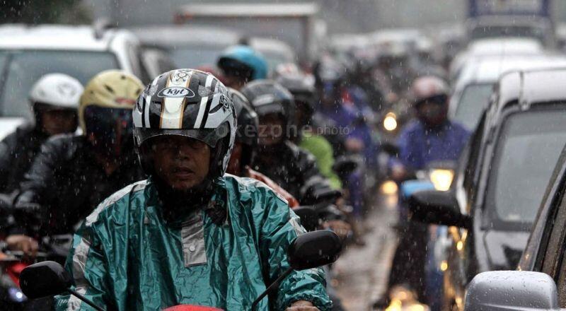 Berbagai Cerita Pengendara Sepeda Motor Dengan Jas Hujannya