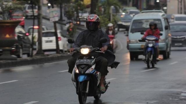 Berbagai Cerita Pengendara Sepeda Motor Dengan Jas Hujannya