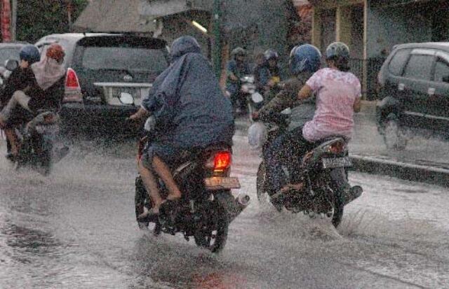 Berbagai Cerita Pengendara Sepeda Motor Dengan Jas Hujannya