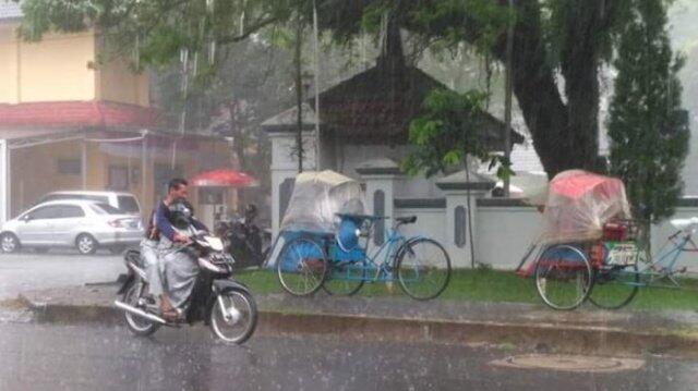 Berbagai Cerita Pengendara Sepeda Motor Dengan Jas Hujannya