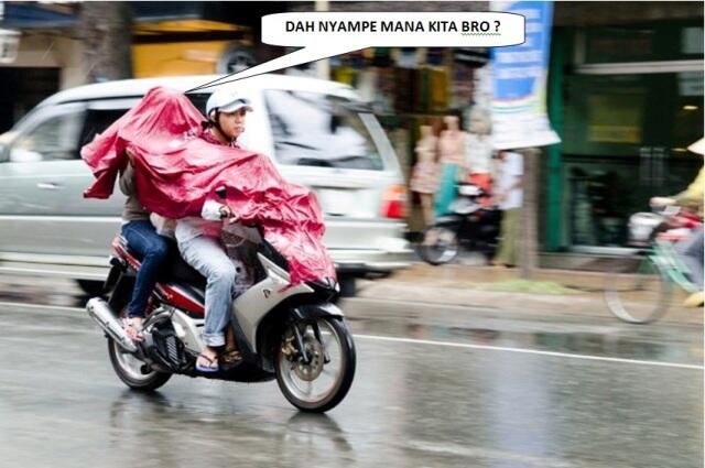 Berbagai Cerita Pengendara Sepeda Motor Dengan Jas Hujannya