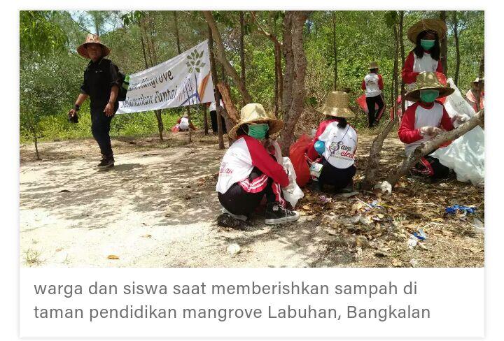 Hari Pohon Sedunia, Mahasiswa Makassar Tanam Mangrove di Pantai