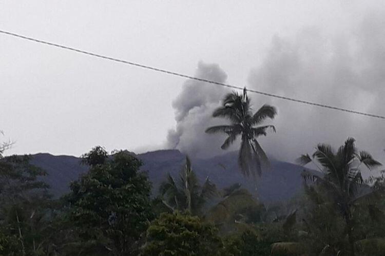 Asap Letusan Gunung Agung Membumbung 700 Meter di Atas Puncak