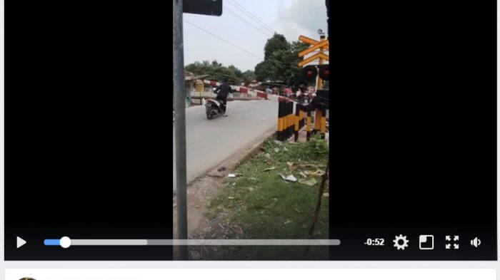 Nekat, Para Pemotor Angkat Sendiri Palang Pintu Rel Kereta Api Yang Sudah Tertutup