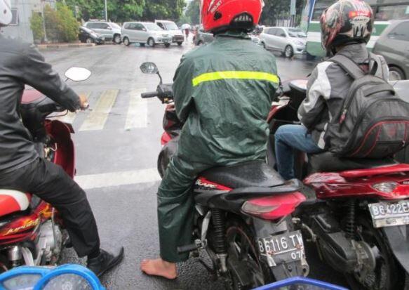 Musim Hujan Gan......Pengendara Motor Wajib Masuk