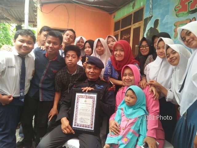 Masya Allah, Polisi Madiun Ini Selama 10 Tahun Besarkan 64 Anak Yatim