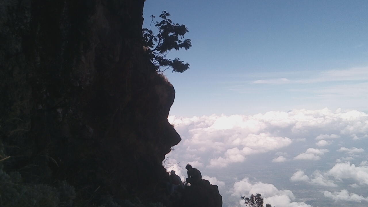 PENDAKIAN GUNUNG SUMBING VIA BOWONGSO ( KALA ITU BELUM TERJAMAH )