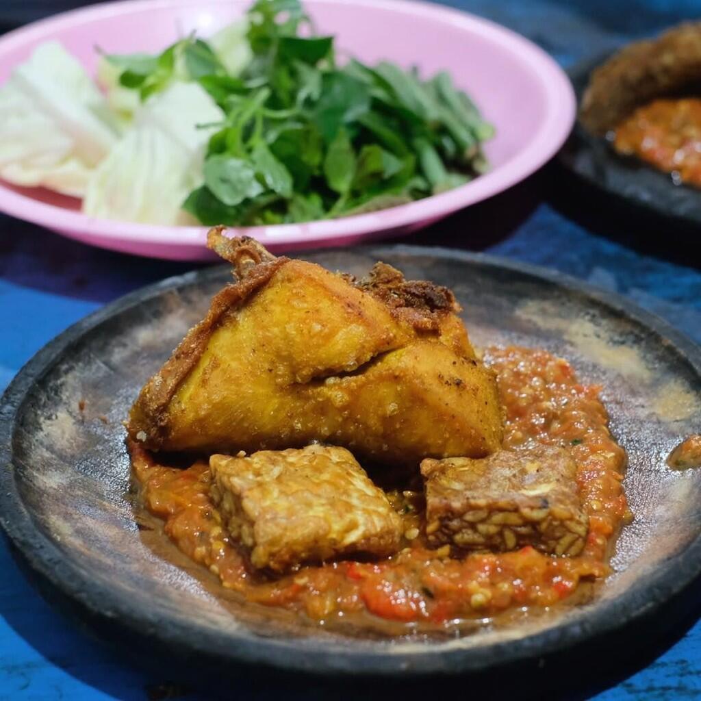 Mampir ke Kota Pahlawan, Jangan Lupa Coba 10 Warung Penyetan Pedas Ini!