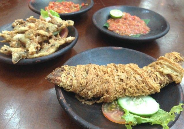 Mampir ke Kota Pahlawan, Jangan Lupa Coba 10 Warung Penyetan Pedas Ini!