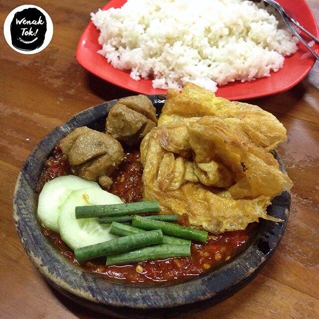 Mampir ke Kota Pahlawan, Jangan Lupa Coba 10 Warung Penyetan Pedas Ini!