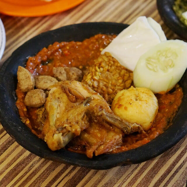 Mampir ke Kota Pahlawan, Jangan Lupa Coba 10 Warung Penyetan Pedas Ini!
