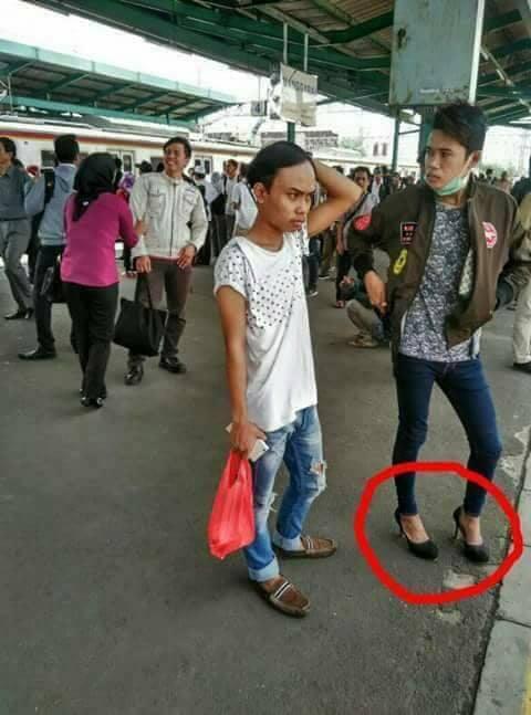 MUKA ROCKER ! , ditambah sepatunya KEREN, NETIZEN=LELAKI ZAMAN NOW !