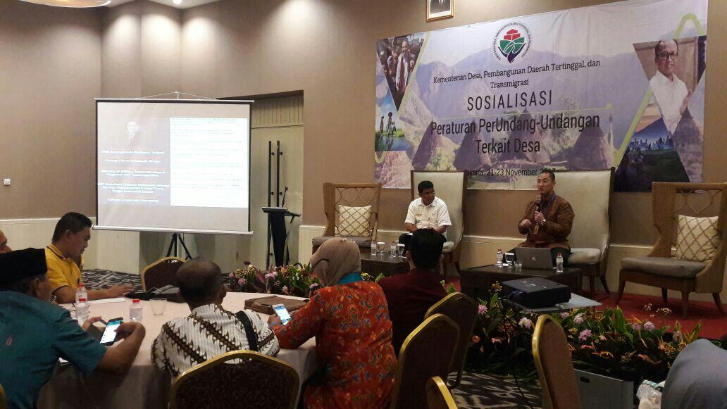 Mengisi Forum Sosialisasi Dengan Aparatur Desa Di Swissbel Hotel