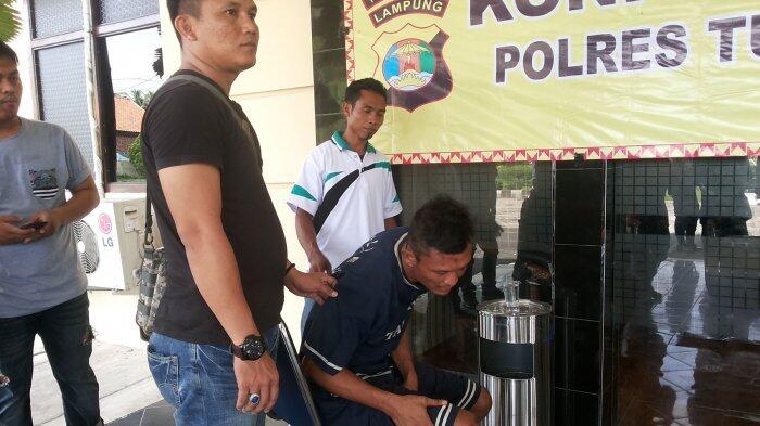 Selasa Lalu Gagalkan Polisi Tangkap DPO, Kamis Ini Warga Gedung Meneng Serahkan Gincu