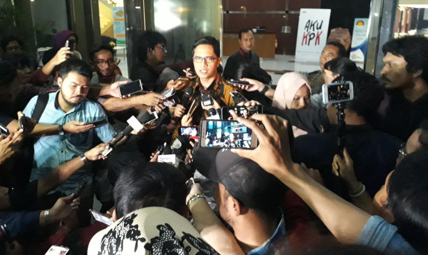 Berbusana Serba Biru, Deisti Astriani Kunjungi Setya 