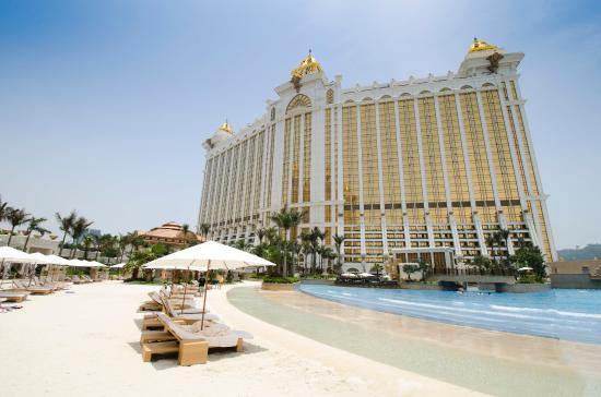 Hotel Ini Punya Pantai Buatan yang Keren Abis