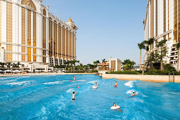Hotel Ini Punya Pantai Buatan yang Keren Abis