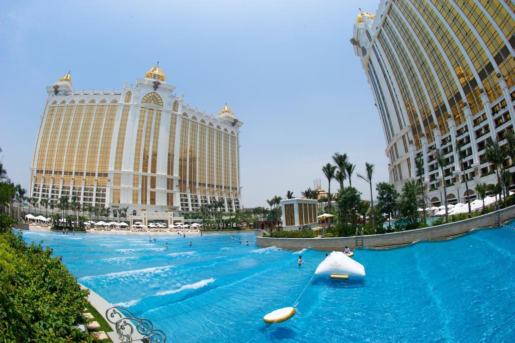 Hotel Ini Punya Pantai Buatan yang Keren Abis