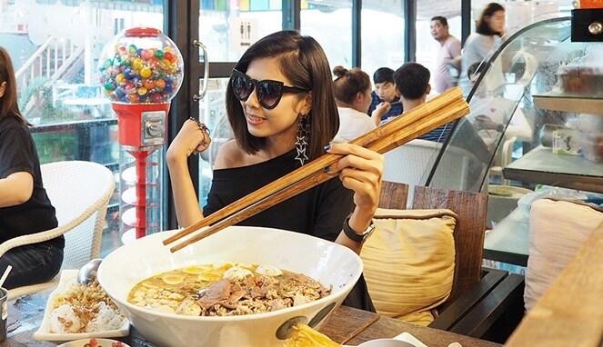 Restoran Ini Sediakan Menu dengan Mangkuk Jumbo Seukuran Ember