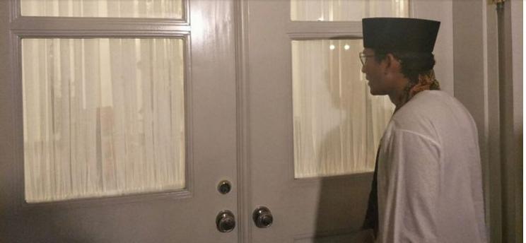 Saat Sandiaga Mengintip dari Luar Ruang Tamu Balai Kota yang Kini Ditutup Tirai