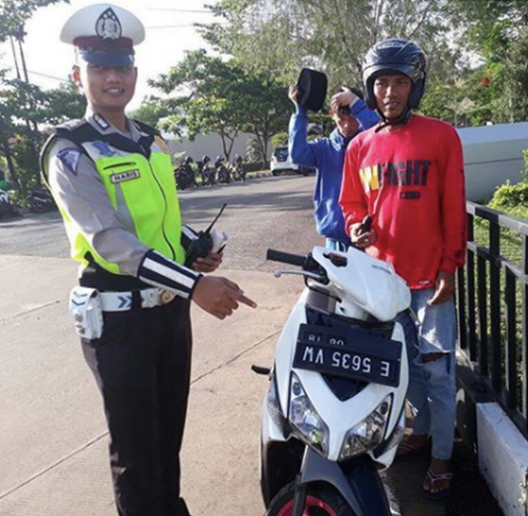 Ada-ada Saja, Pria Ini Pasang Plat Nomor Terbaik