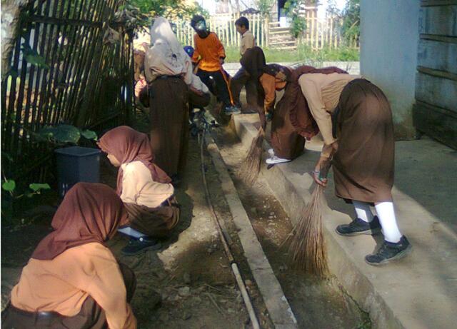 Berbagai Rutinitas Anak Sekolah Sebelum Pelajaran di Mulai