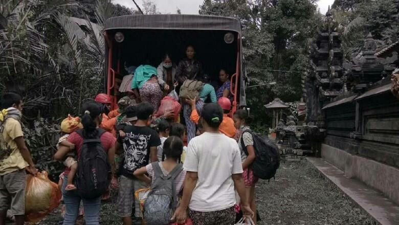 Kosongkan KRB, Tim SAR Evakuasi Warga Rawan Bencana Gunung Agung