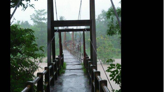 Ngeri! Video Detik-detik Jembatan Gantung Nambangan Bantul Runtuh Diterjang Banjir