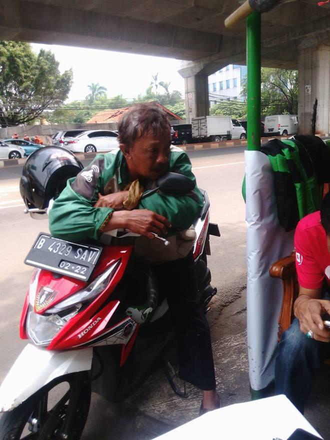 8 Perjuangan Driver Ojek Online Ini Mengharukan, Hargai Mereka Ya