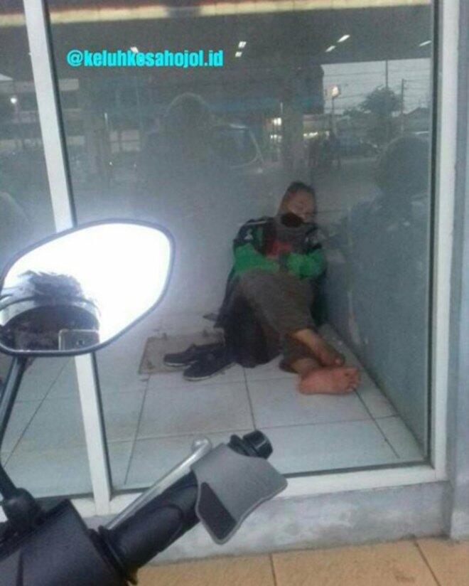8 Perjuangan Driver Ojek Online Ini Mengharukan, Hargai Mereka Ya