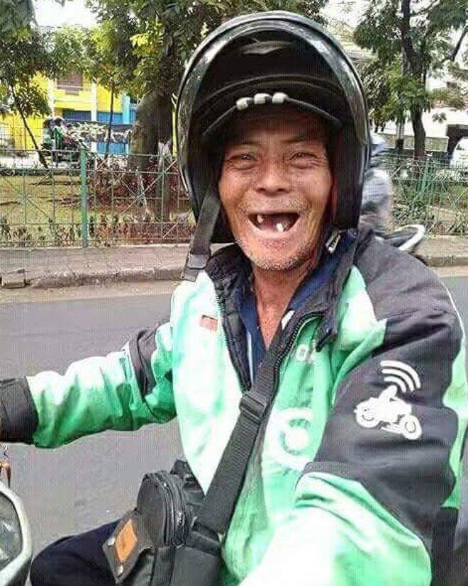 8 Perjuangan Driver Ojek Online Ini Mengharukan, Hargai Mereka Ya