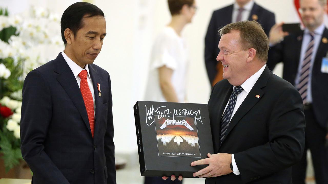 Keren, PM Denmark Hadiahi Presiden Jokowi Piringan Hitam Metallica 