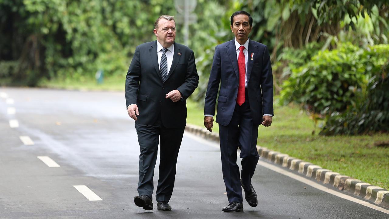 Keren, PM Denmark Hadiahi Presiden Jokowi Piringan Hitam Metallica 