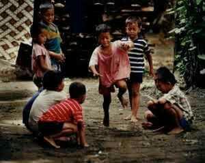 MELESTARIKAN PERMAINAN TRADISIONAL DI INDONESIA