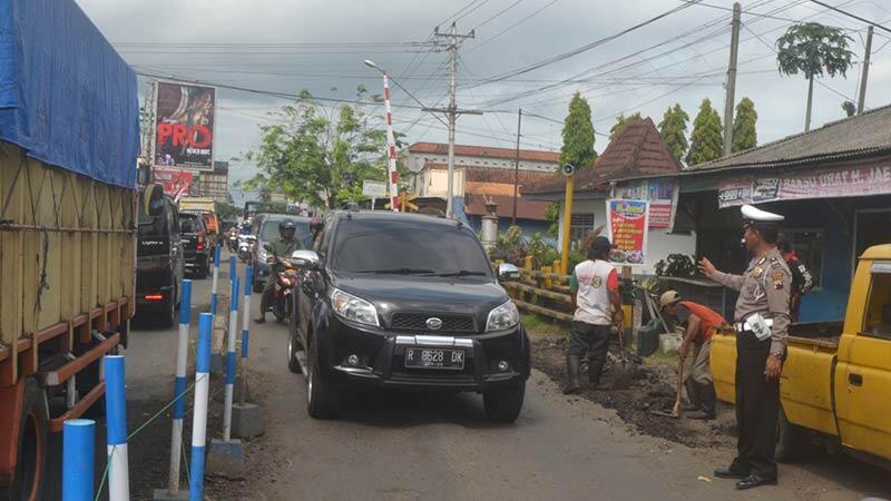 Tambal Sulam Jalan Aspal
