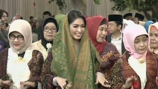 Kecantikan Selvi Ananda Kembali Curi Perhatian di Acara Kahiyang-Bobby!



