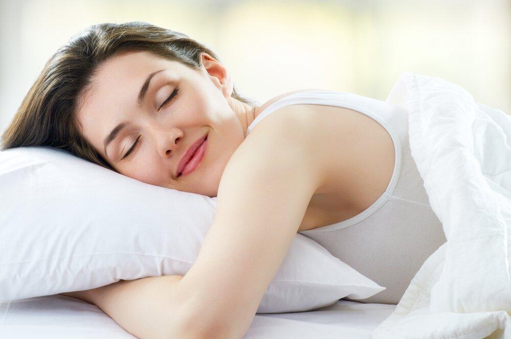 Ternyata Tidur Memeluk Guling Punya Sejumlah Manfaat Loh