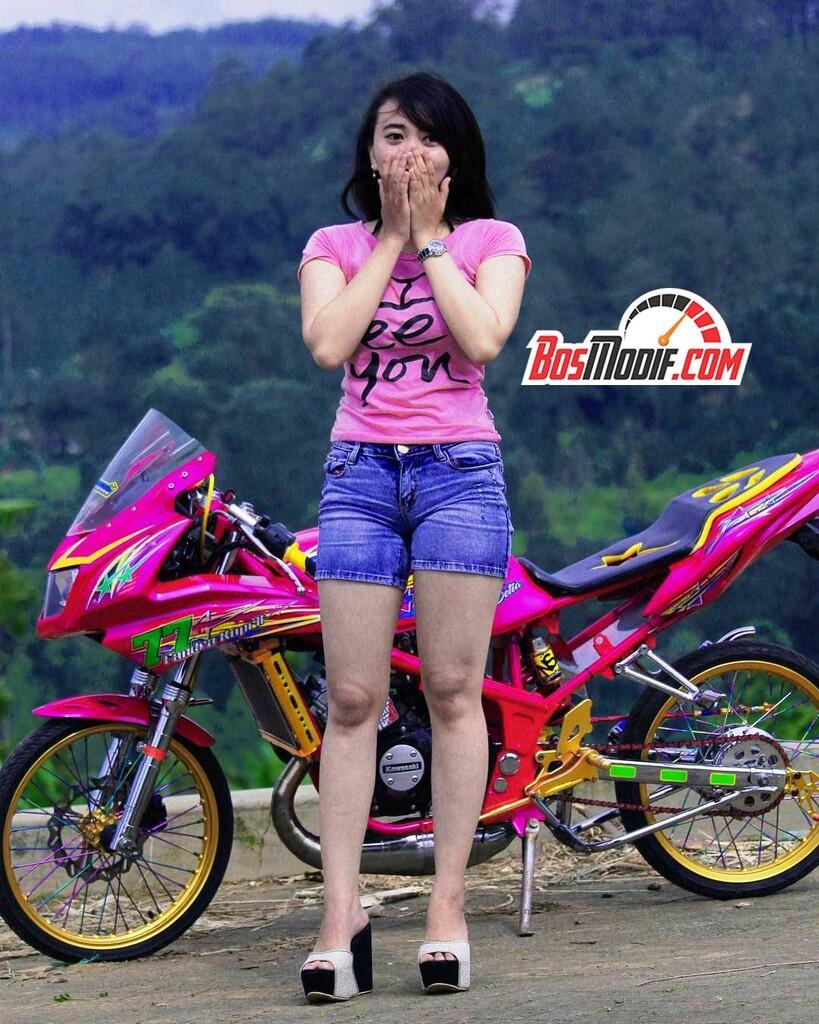 Foto Model Cantik Dengan Motor Ninja Modif Dengan Paduan Warna Pink