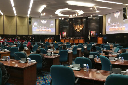 Pengesahan APBD DKI Diwarnai Hujan Interupsi