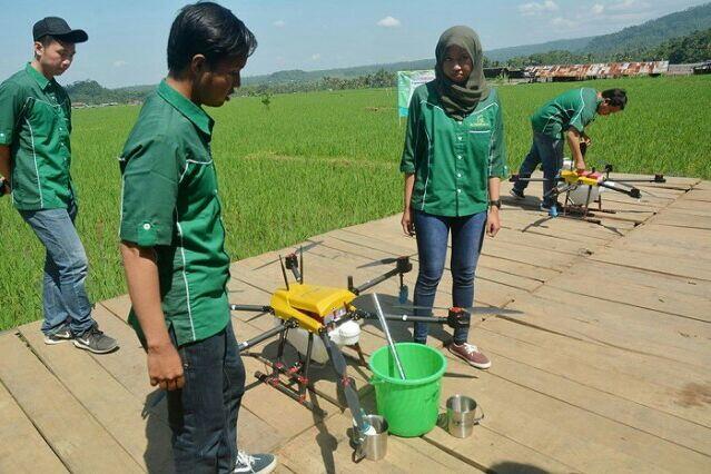 Canggih,Purbalingga Uji Coba Pemupukan Sawah Pakai Drone !!!