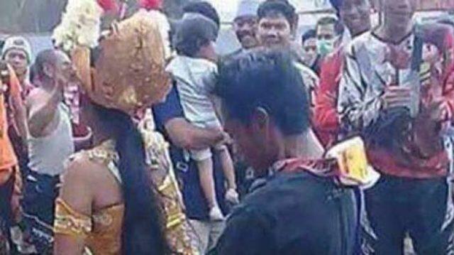 Aksi Erotis Joged Bumbung Menuai Kecaman