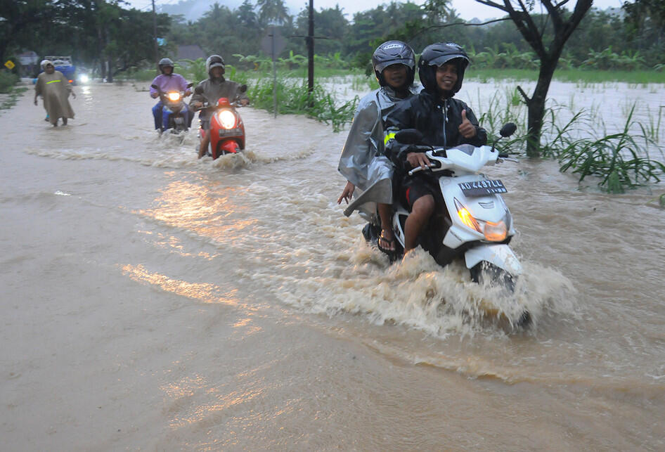 &#91;FOTO&#93; Banjir dan Tanah Longsor Dampak Siklon Tropis Cempaka