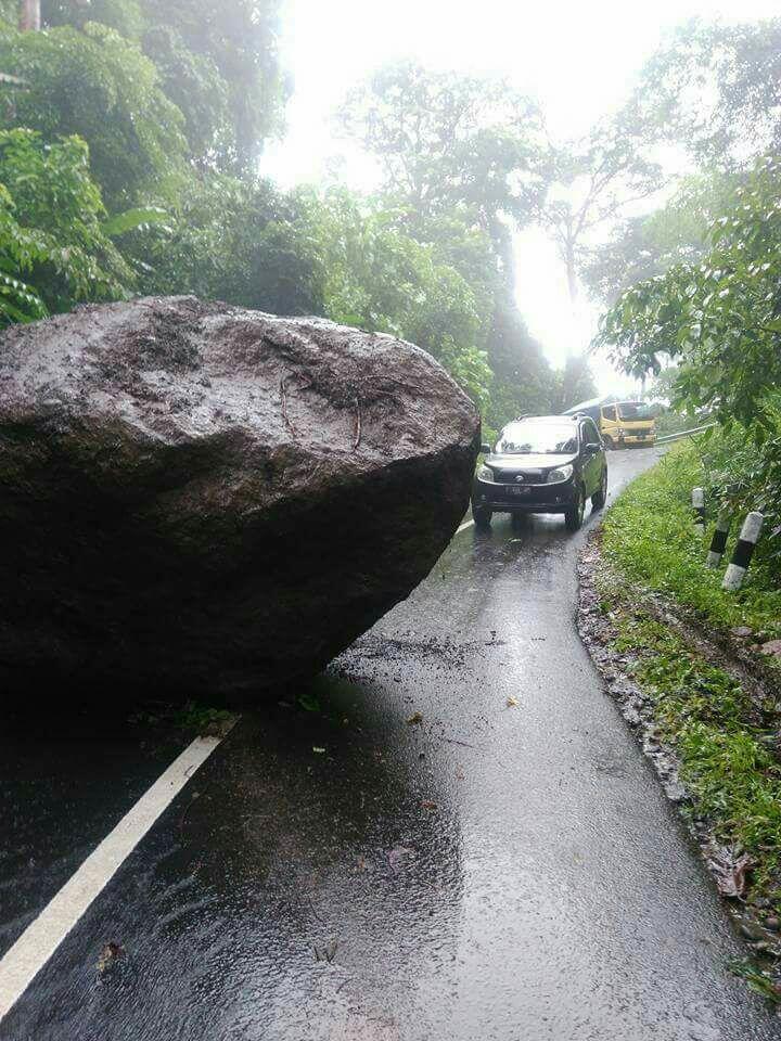 Lembang Di Terjang Badai, Pohon Menimpa Mobil 