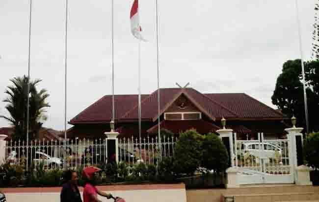 KPK Dikabarkan Geledah Rumah Dinas Gubernur, Mobil Plat Merah Penuhi Rumdis 