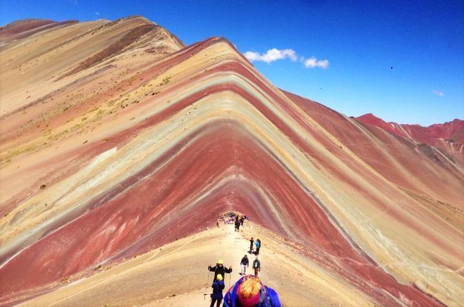Indah Banget! Gunung Warna-warni ini Sangat Menggoda buat Didaki