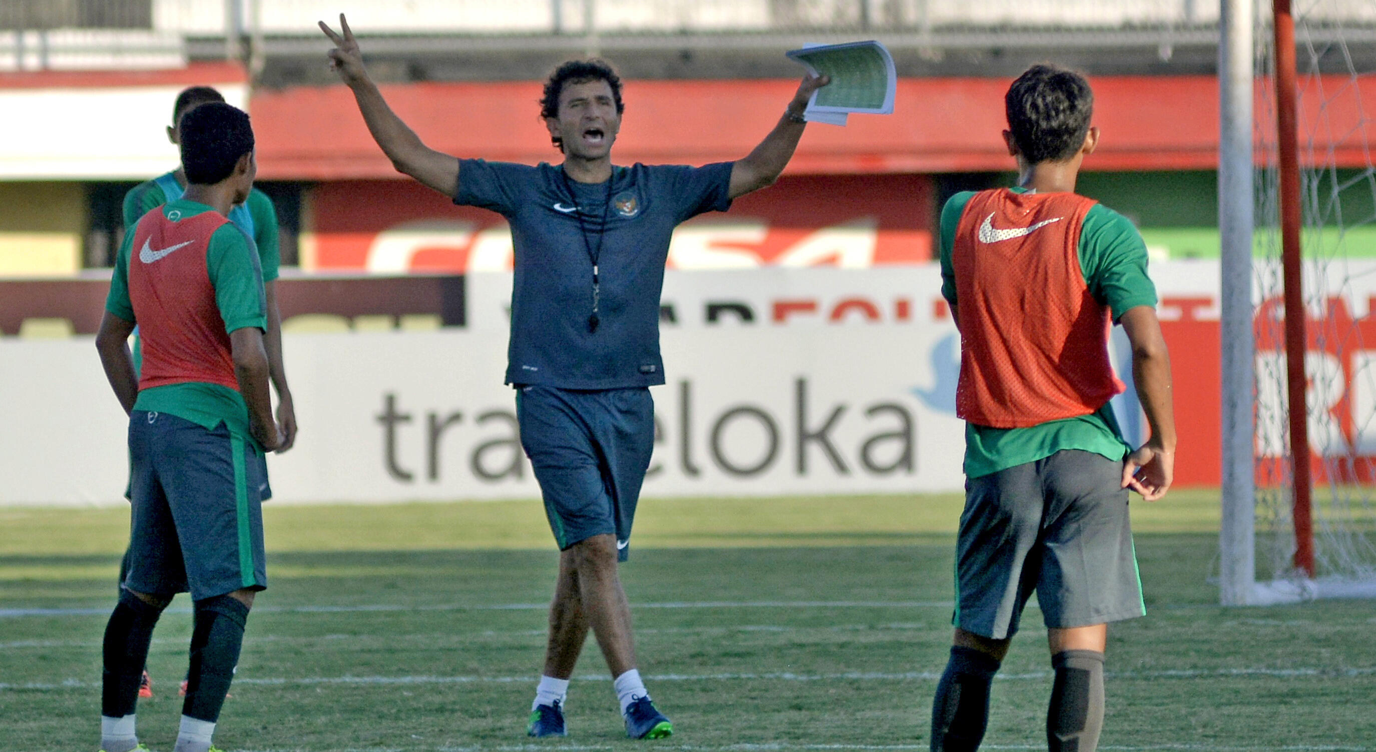 Luis Milla Terkesan Kondisi Rumput SUGBK