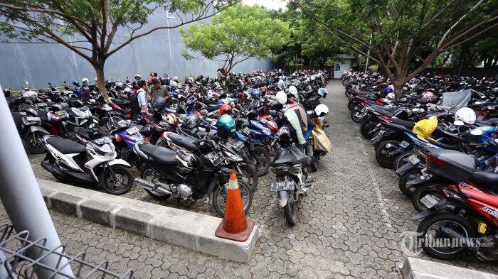 Bedanya Cewek dan Cowok saat Parkirkan Sepeda Motor