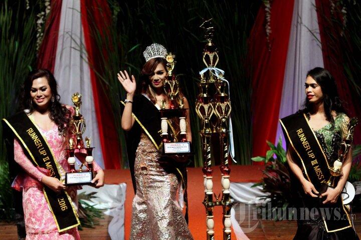 &#91;FOTO&#93; Sepenggal Cerita Di Kontes Puteri Waria Indonesia