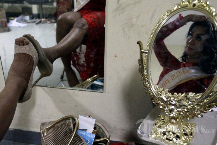 &#91;FOTO&#93; Sepenggal Cerita Di Kontes Puteri Waria Indonesia